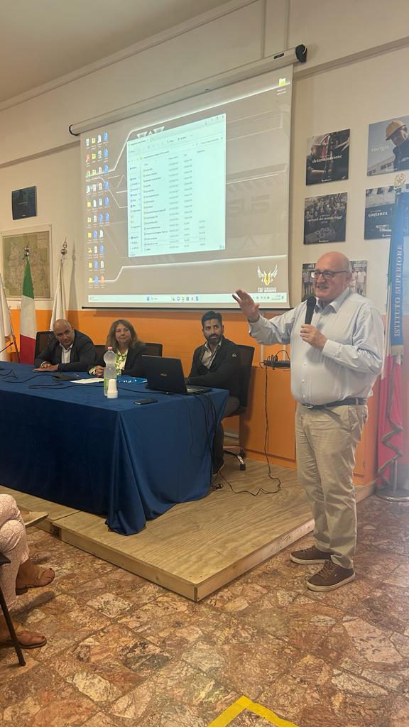 Il Senatore Lauro mentre parla ai ragazzi