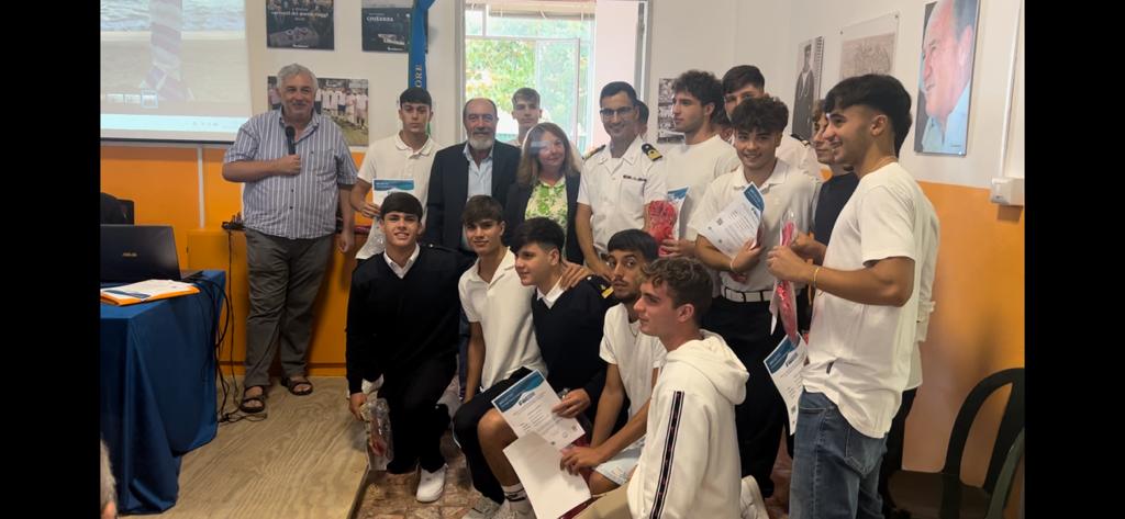 La foto di gruppo con i ragazzi che hanno appena ricevuto gli attestati della FIN.