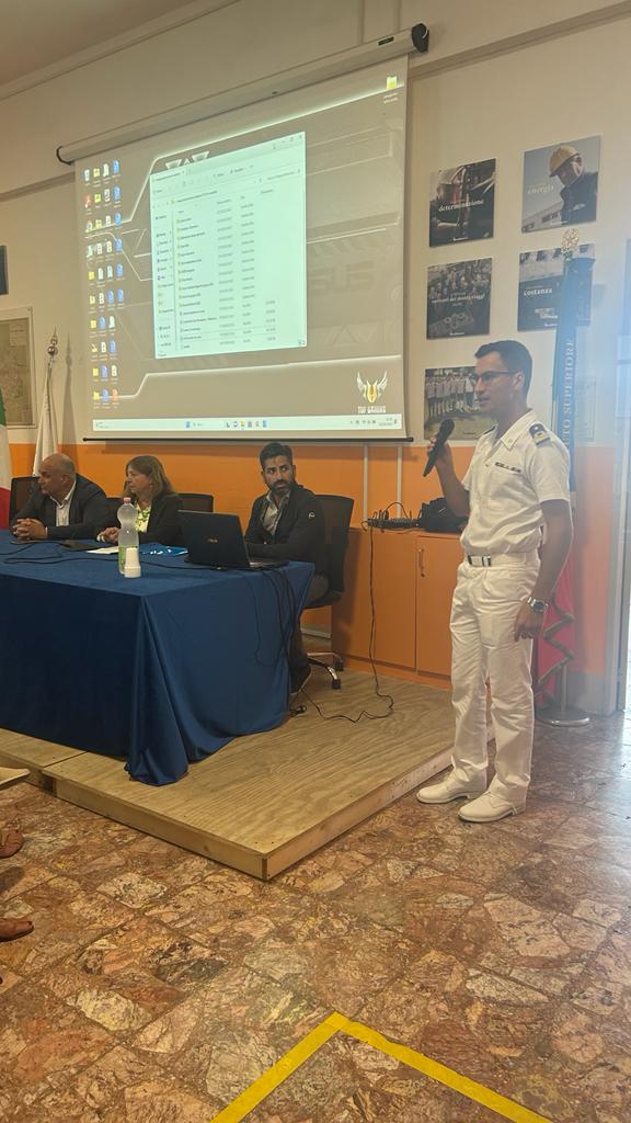 Il Tenente di Vascello Magi, Comandante dell'Ufficio Circondariale Marittimo durante il suo discorso.