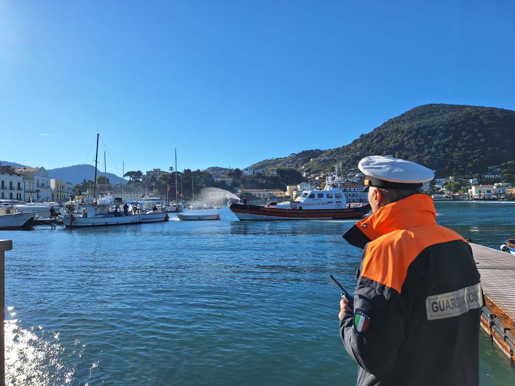 Porto di Ischia – Esercitazione antincendio organizzata e coordinata dalla Guardia&nbsp;Costiera