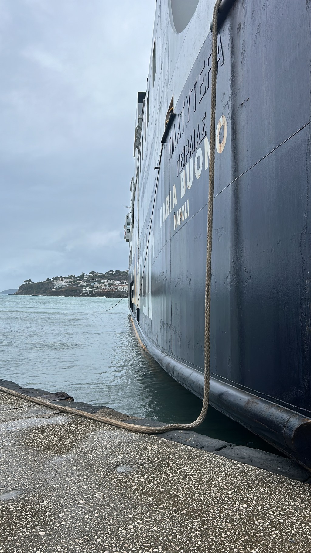 Serrara notizie – La M/n Maria Buono incagliata nel Porto di&nbsp;Casamicciola