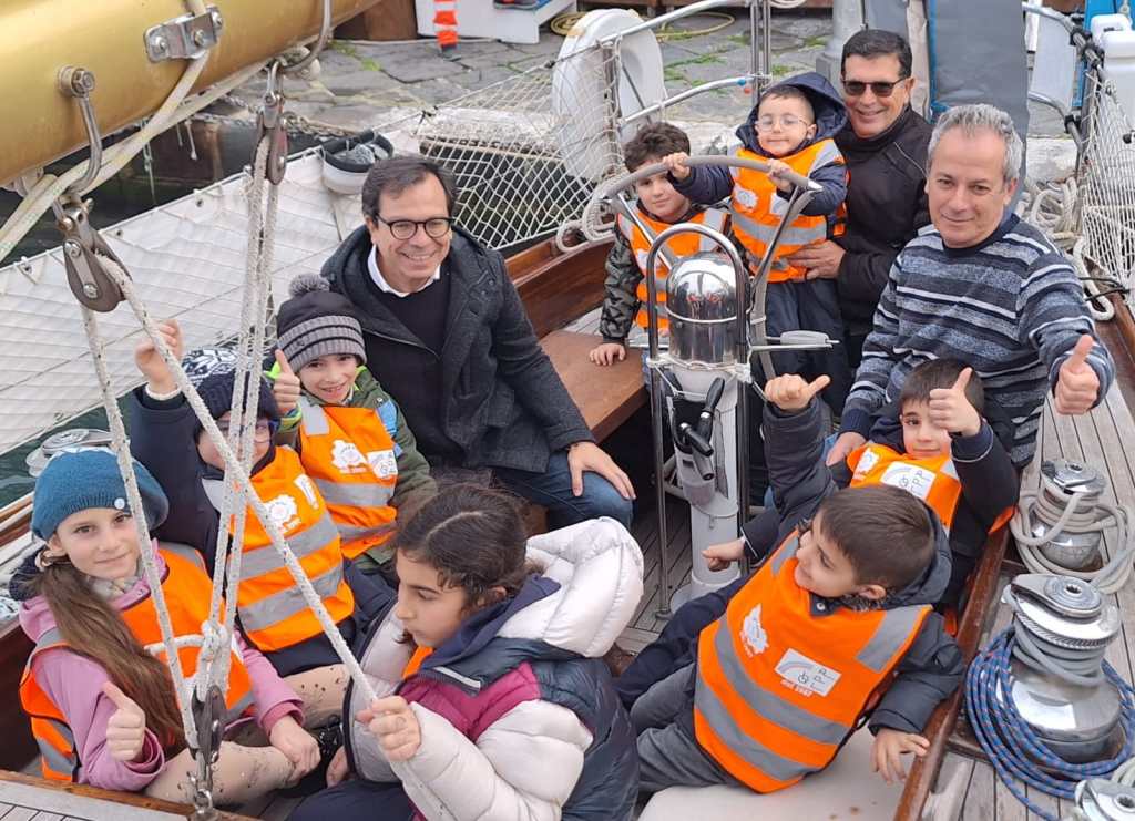 Sn – I “Piccoli Volontari Crescono” della Croce Rosa a bordo dell’imbarcazione “Dulcinea”