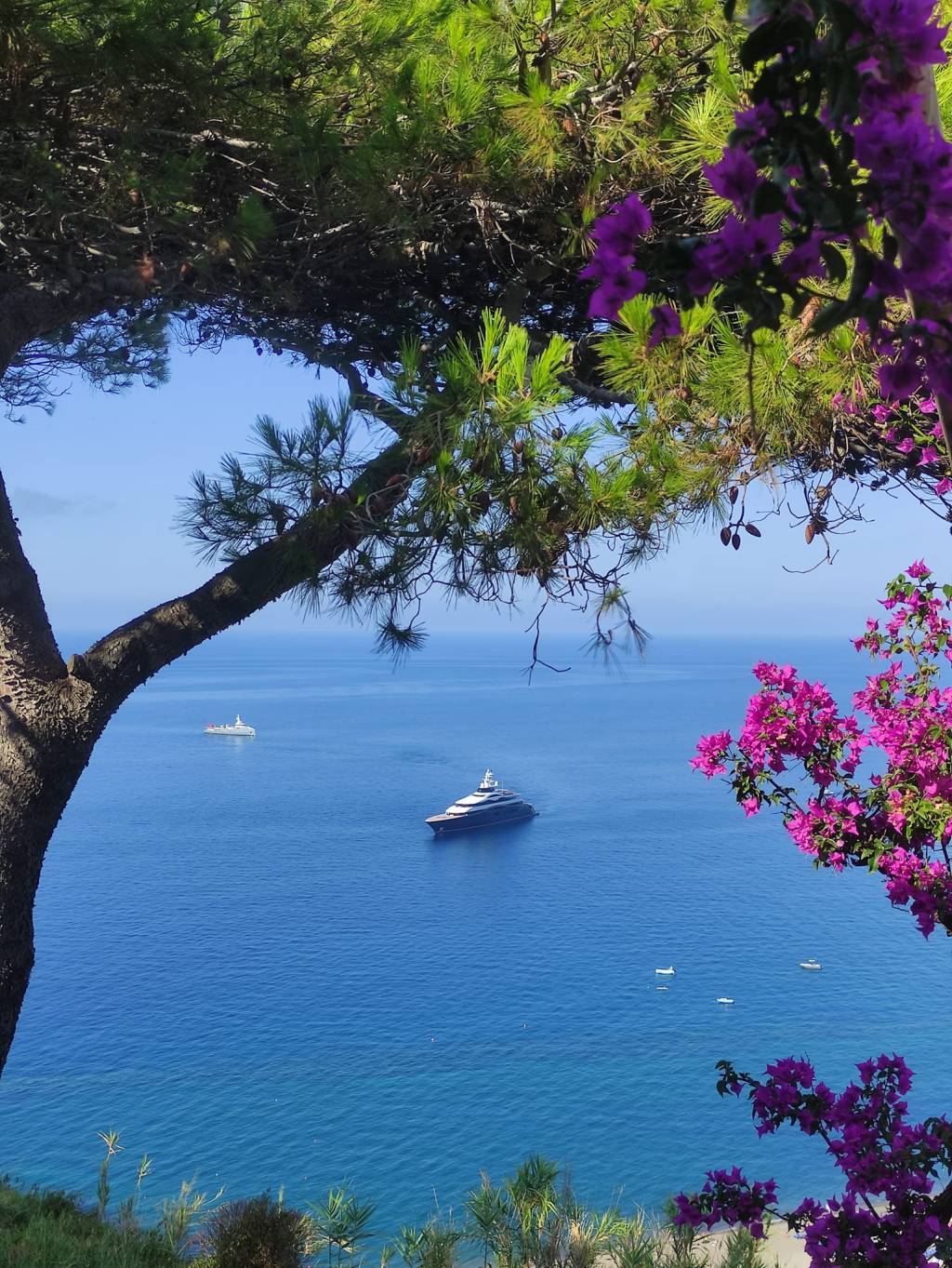 Zuckerberg, con il suo giga yacht fa sosta nell’incantevole baia dei&nbsp;Maronti