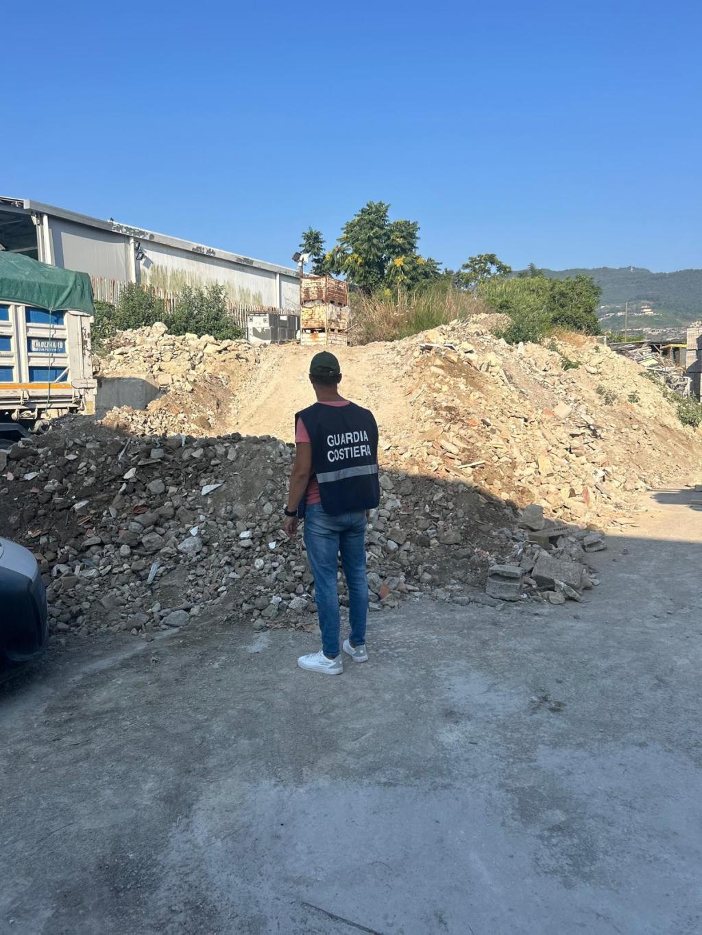 La Guardia Costiera di Ischia sequestra un deposito di materiale edile ed esegue una misura cautelare nei confronti dell’amministratore della società