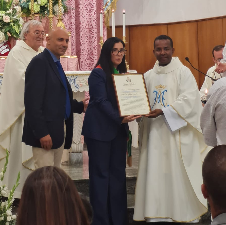 Don Stephan lascia Serrara per fare ritorno in Madagascar, l’Amministrazione Comunale gli conferisce la Cittadinanza Onoraria. A Don Antonio&nbsp;confer