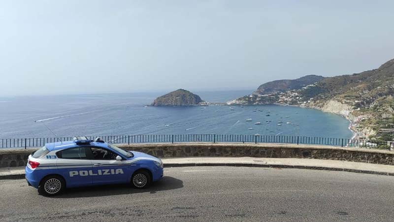 Maronti, attimi di follia: anziano danneggia un taxi