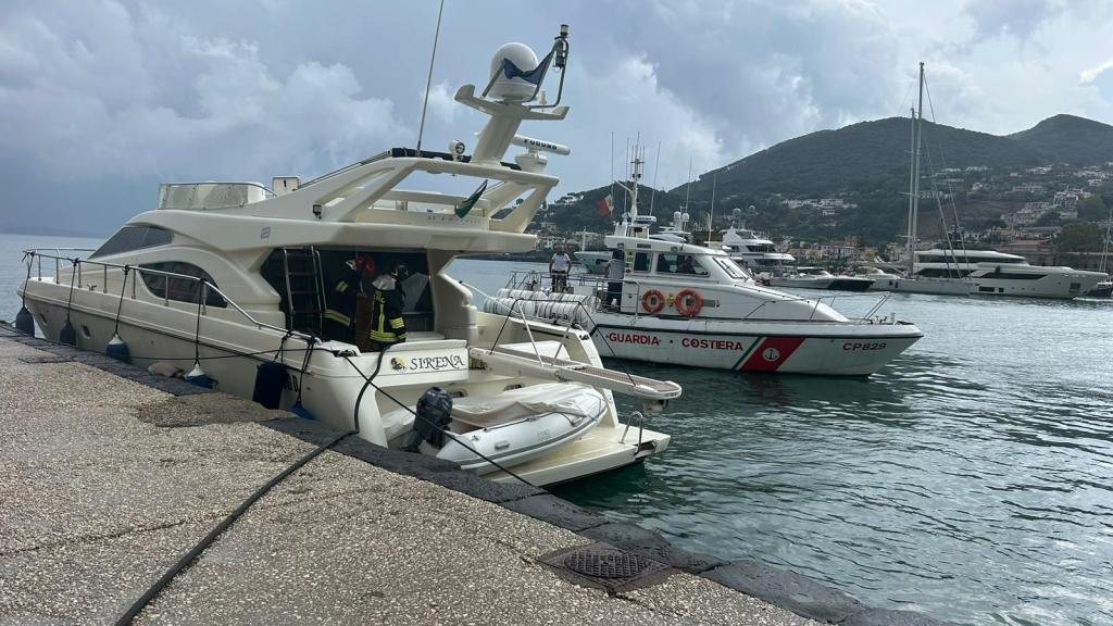 Porto di Casamicciola: imbarcazione va a fuoco, provvidenziale intervento di Vigili del Fuoco e Capitaneria di Porto