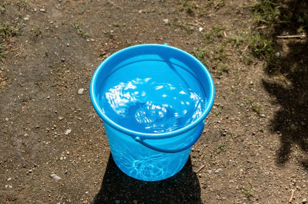 Usa un secchio in casa per non sprecare acqua