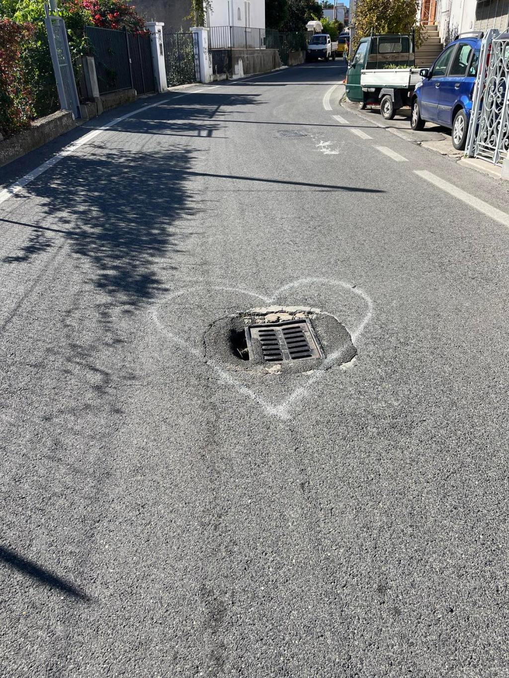 Barano, la buca col&nbsp;cuore