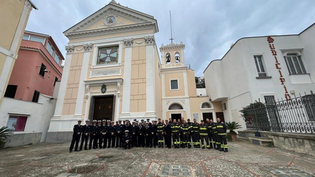 Santa Barbara: nella chiesa di Santa Restituta a Lacco Ameno i marinai della Guardia Costiera e Vigili del Fuoco onorano la loro&nbsp;protettrice.