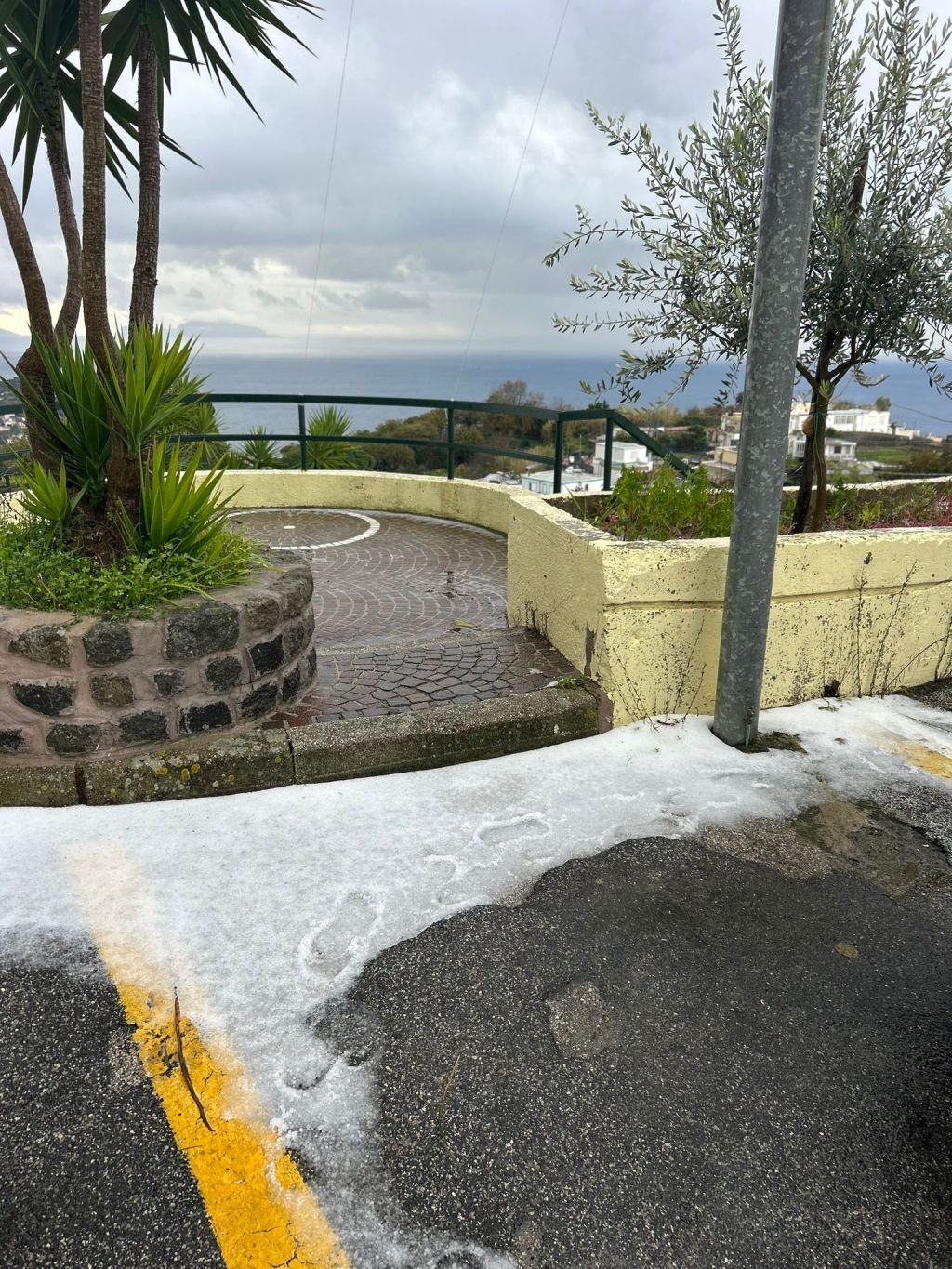 Maltempo: Ischia si risveglia imbiancata dalla&nbsp;grandine