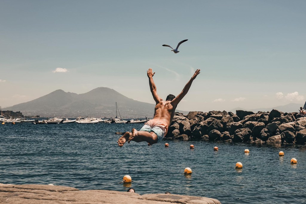Il “Tuffatore di Mergellina” Vince su Instagram: Lo Scatto più Bello del 2024 nella Categoria “Street&nbsp;Photography”