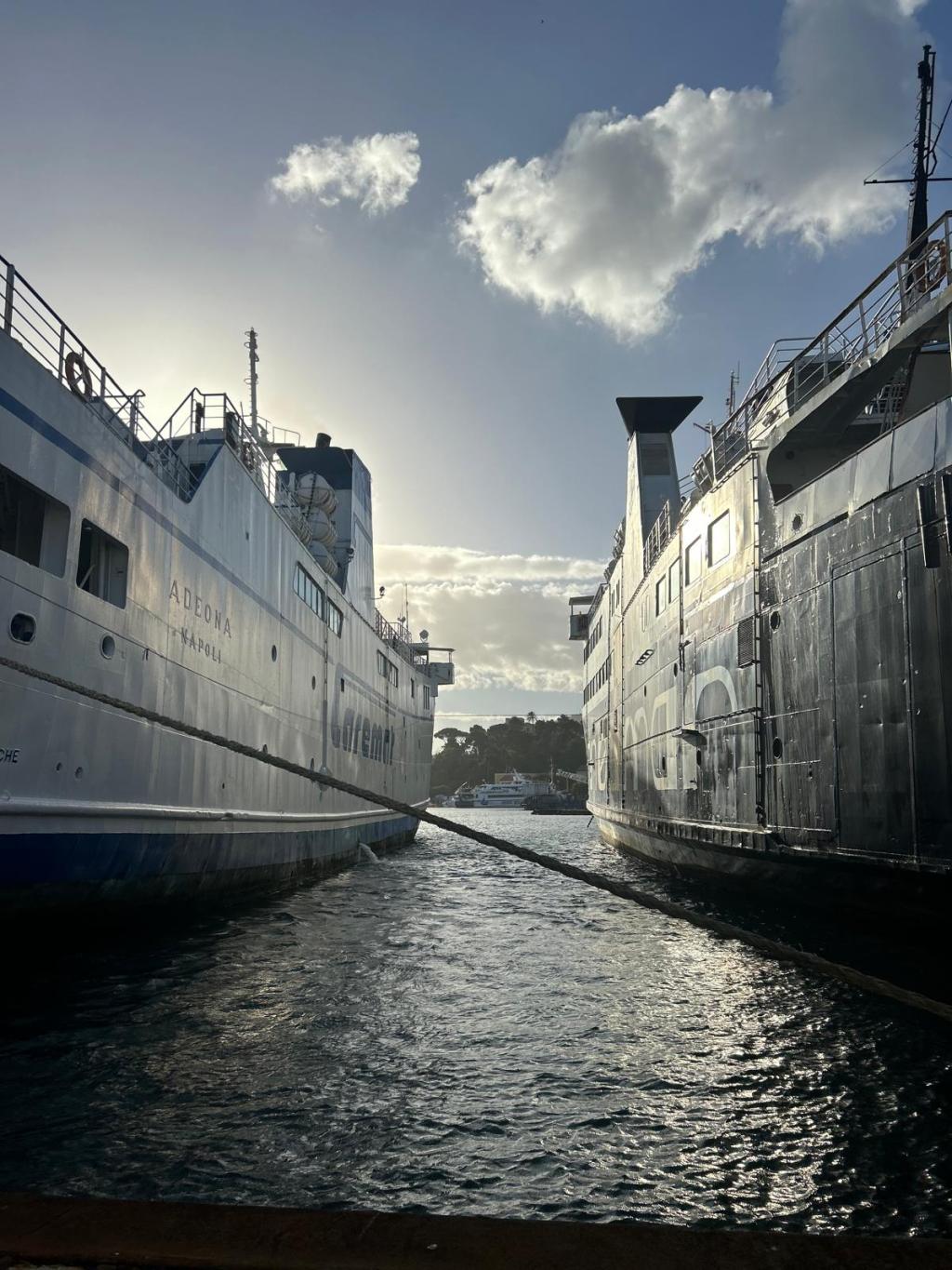 Giornata difficile per i collegamenti marittimi da Ischia: navi sospese a causa delle condizioni meteo&nbsp;avverse