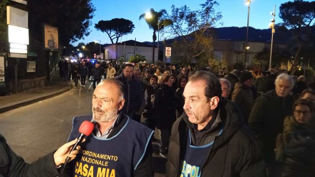Abusivismo e demolizioni: nel corteo di Ischia si chiede una pace&nbsp;edilizia