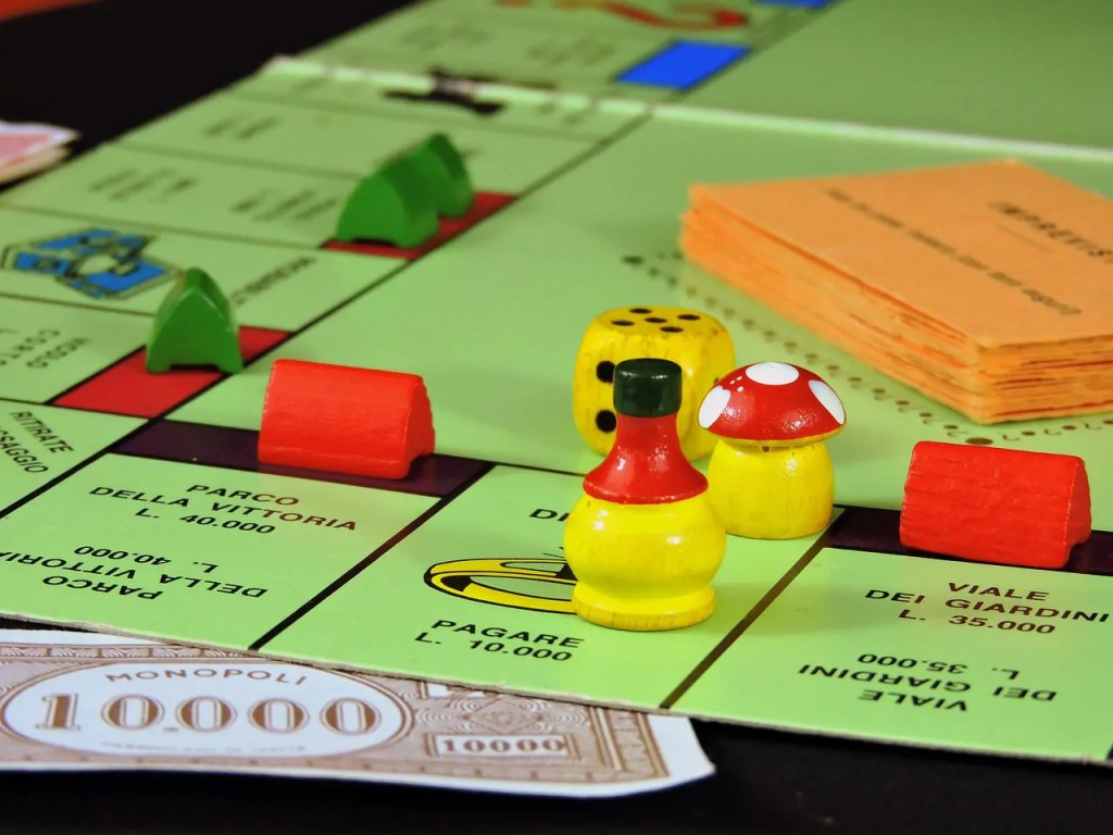 Monopoly si rinnova: dal 2025 addio ai contanti e alle storiche&nbsp;proprietà