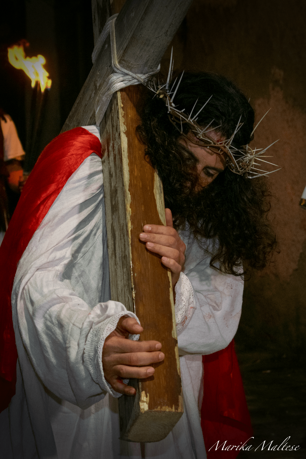 Oltre la scena, dentro la fede: Serrara segue il cammino di Cristo con fede e devota emozione – LE&nbsp;FOTO