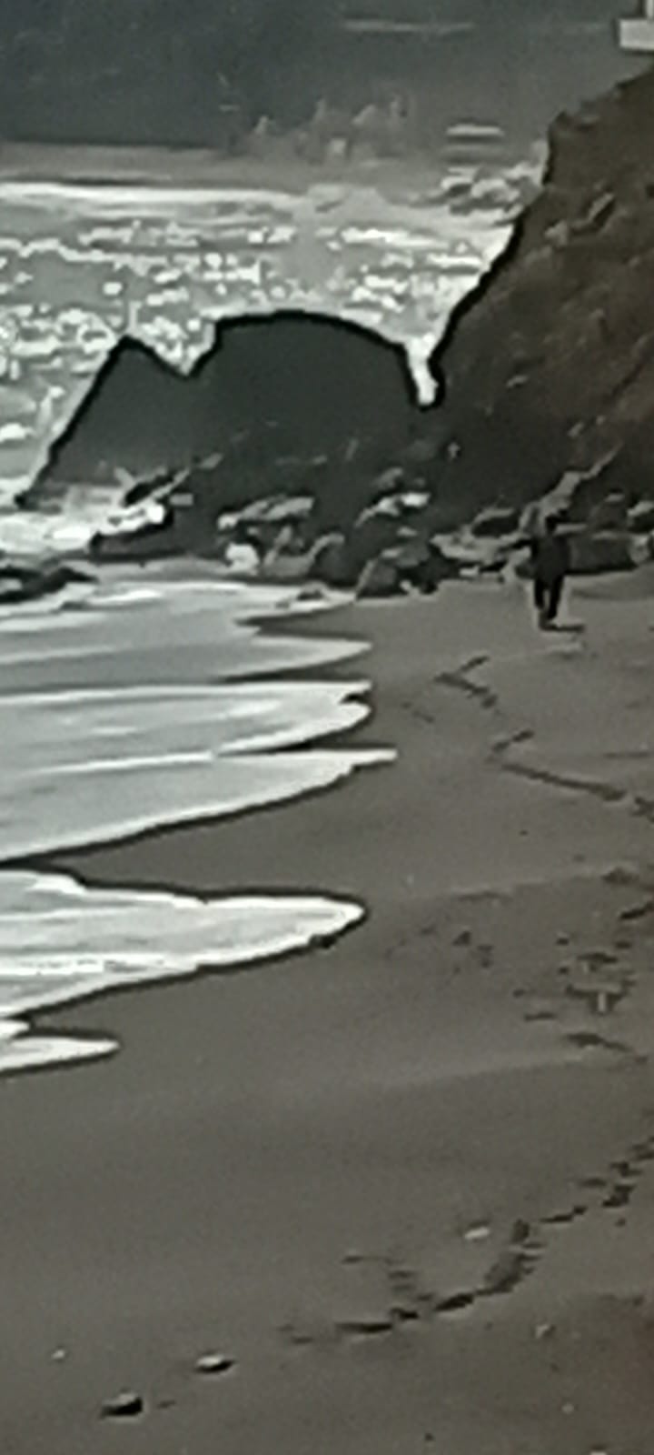 Maronti, a Cavascura passeggio sotto al costone&nbsp;pericolante