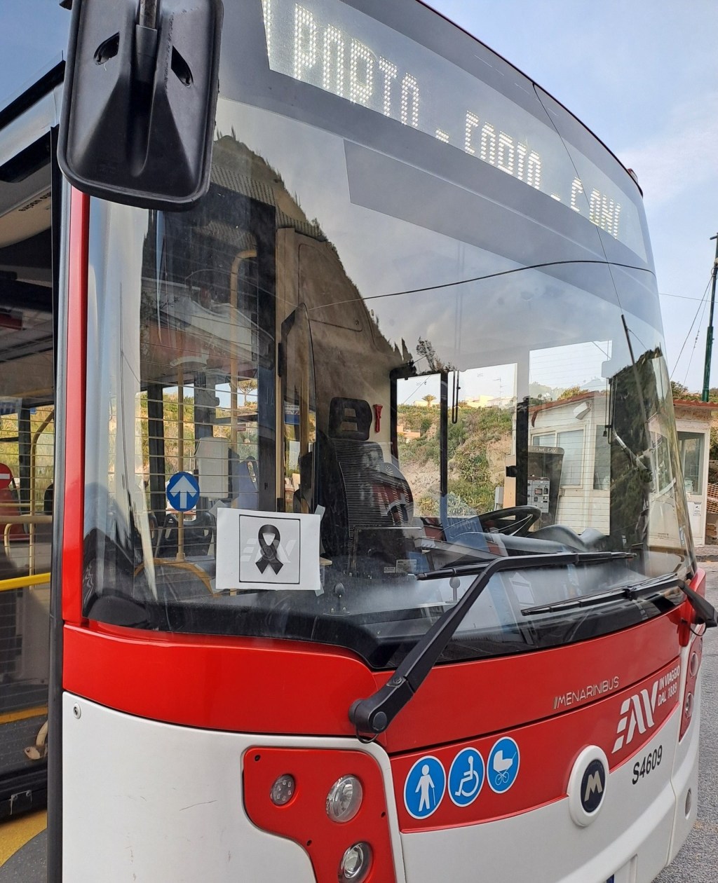 Ischia, segno di lutto sui bus Eav per la tragedia della funivia del&nbsp;Faito