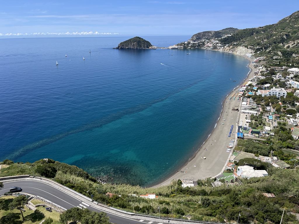 Maronti, la spiaggia esce dal letargo: ecco i bagni di&nbsp;primavera
