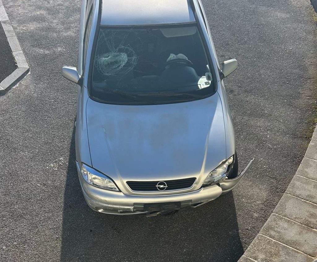 Paura a Serrara: auto contro il muretto della piazzetta giochi, solo tanto spavento per il&nbsp;conducente