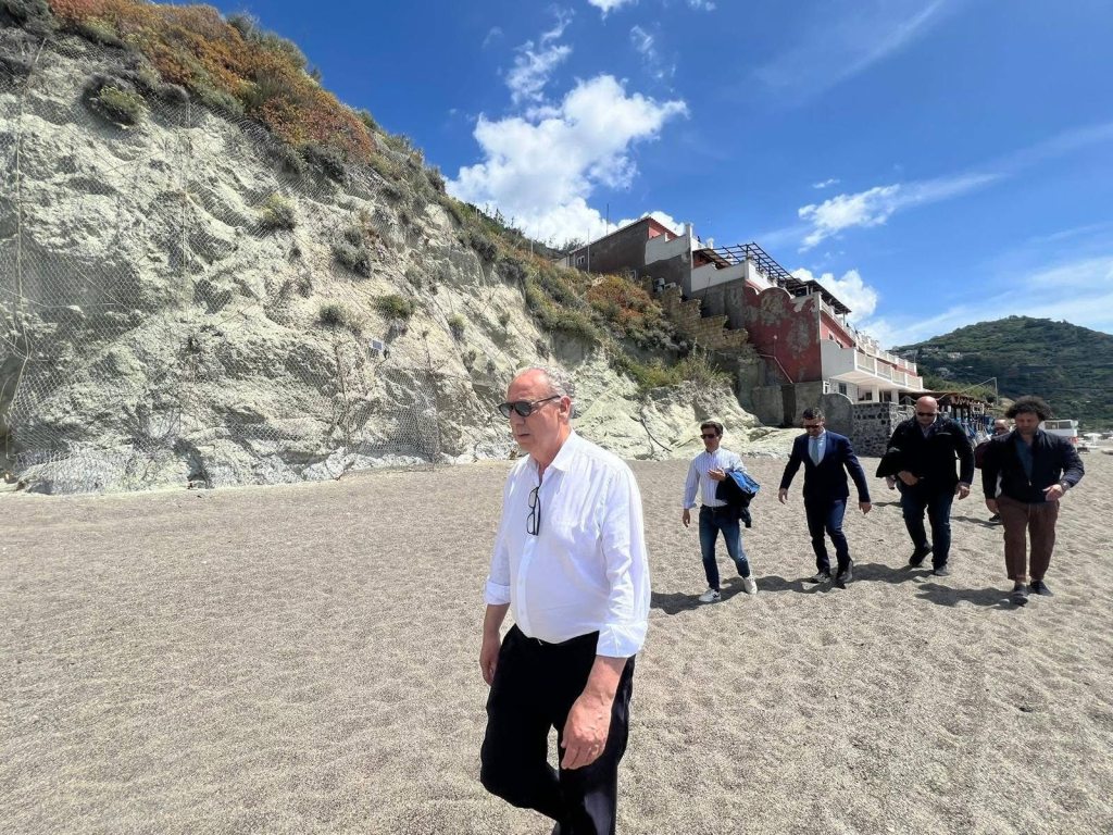 Maronti, sopralluogo di Legnini alle opere di sicurezza dei&nbsp;costoni
