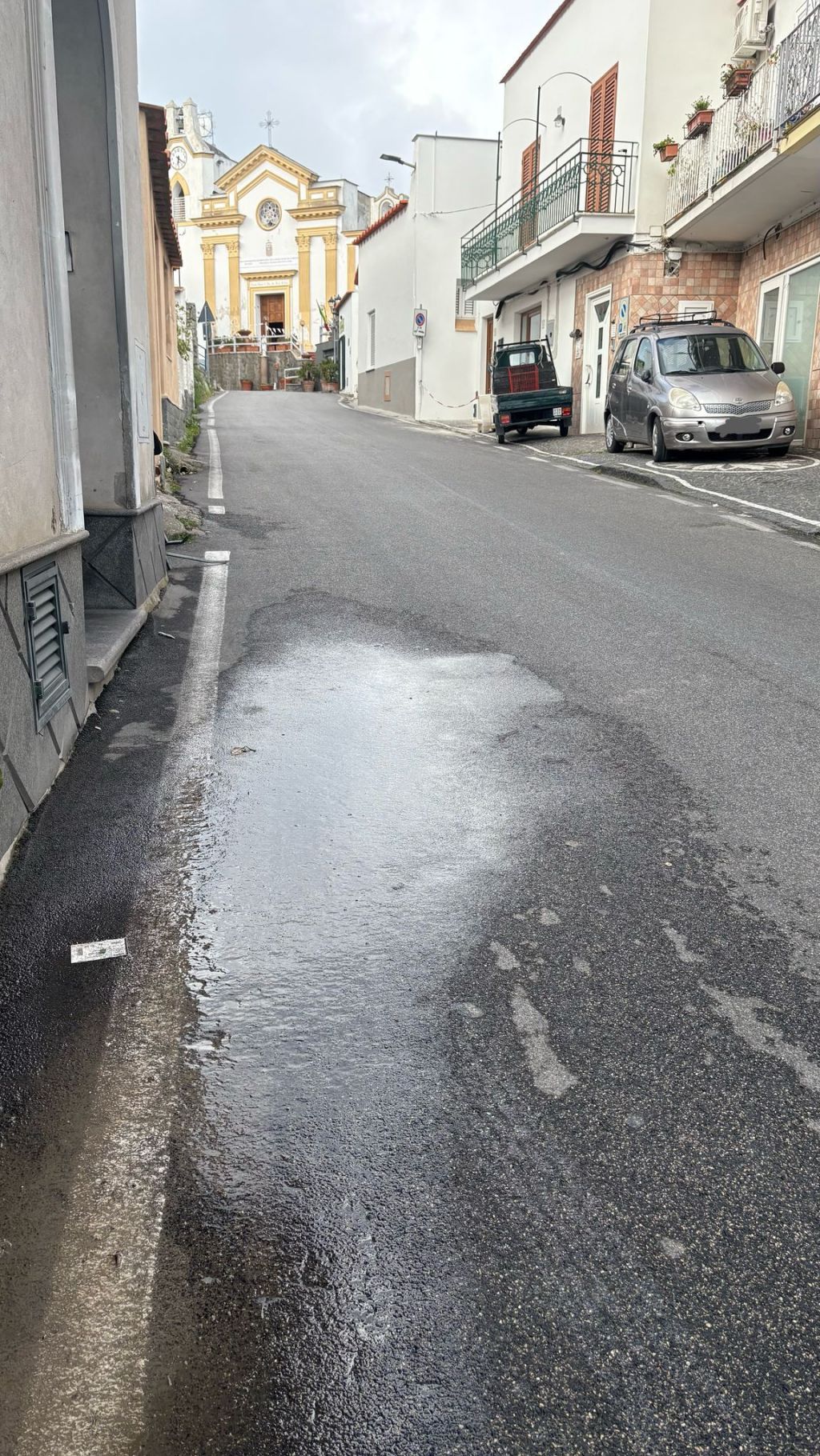 Via Gennaro Iacono, da giorni una perdita d’acqua senza soluzione: disagi, rischi e rimpalli di&nbsp;competenze