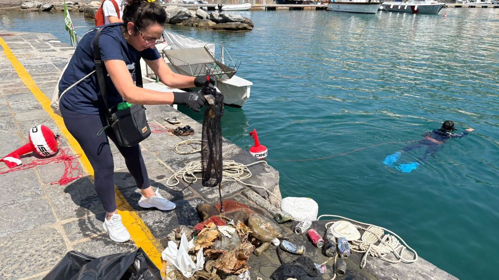 Sant’Angelo: 83,5 kg di rifiuti raccolti dai fondali nel nome dell’ambiente. Studenti e volontari protagonisti di una giornata&nbsp;esemplare