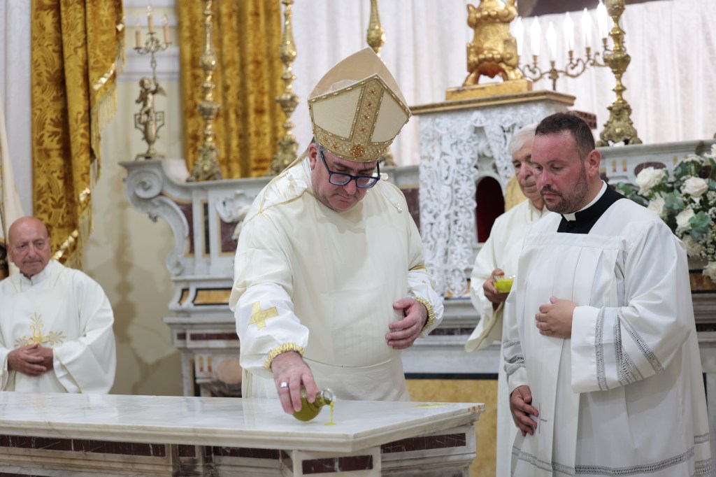 Serrara Fontana, dopo quattro secoli di fervida attesa, questa sera l’intitolazione della parrocchia di Serrara alla Madonna del Carmine. Le&nbsp;foto