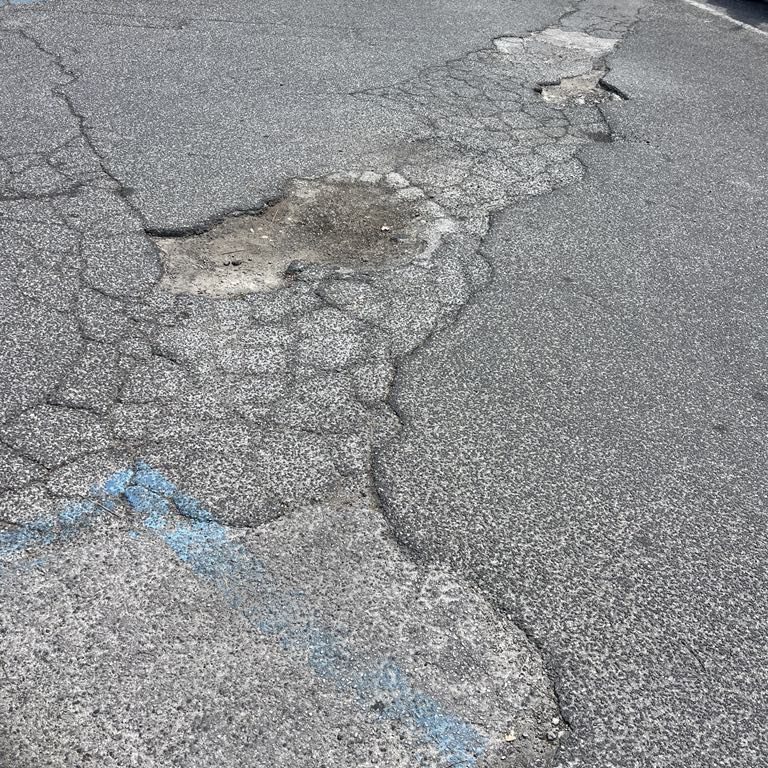 Barano, il parcheggio di Piazza San Rocco pieno di buche