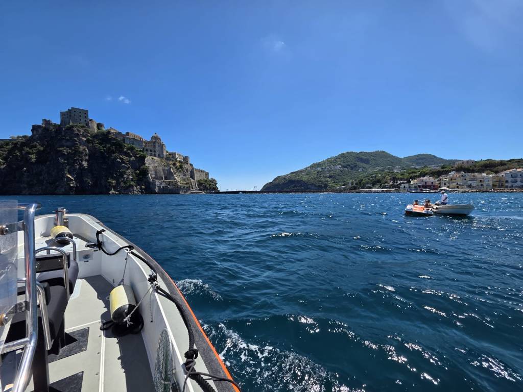 Pedalò alla deriva con tre minori a bordo: provvidenziale intervento della Guardia Costiera e degli acquascooter della Polizia di Stato a Ischia&nbsp;Ponte