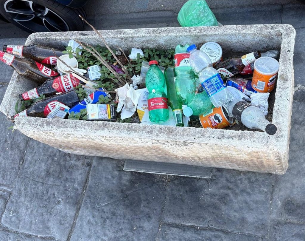 Fioriere trasformate in pattumiere: il turismo selvaggio (e l’inciviltà) ci assediano