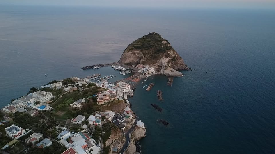 Domani mattina Sant’Angelo in diretta su Rai Uno: riflettori accesi su bellezza, storia e identità del borgo