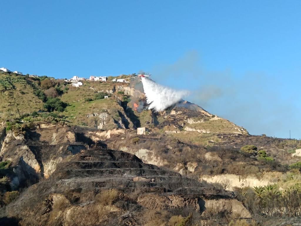 Giornata di fuoco a Sant’Angelo e Succhivo: incendio sotto controllo ma resta solo rabbia. Attivo il monitoraggio notturno. Prefettura in&nbsp;allerta