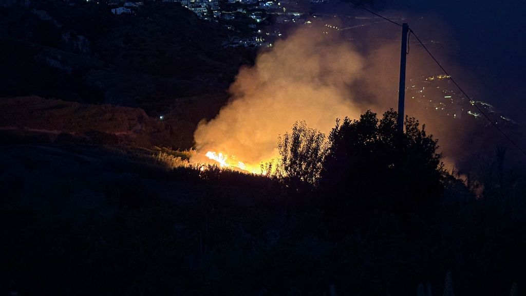 Vasto incendio in località Iesca a Serrara Fontana: fiamme minacciano boschi e&nbsp;vigne