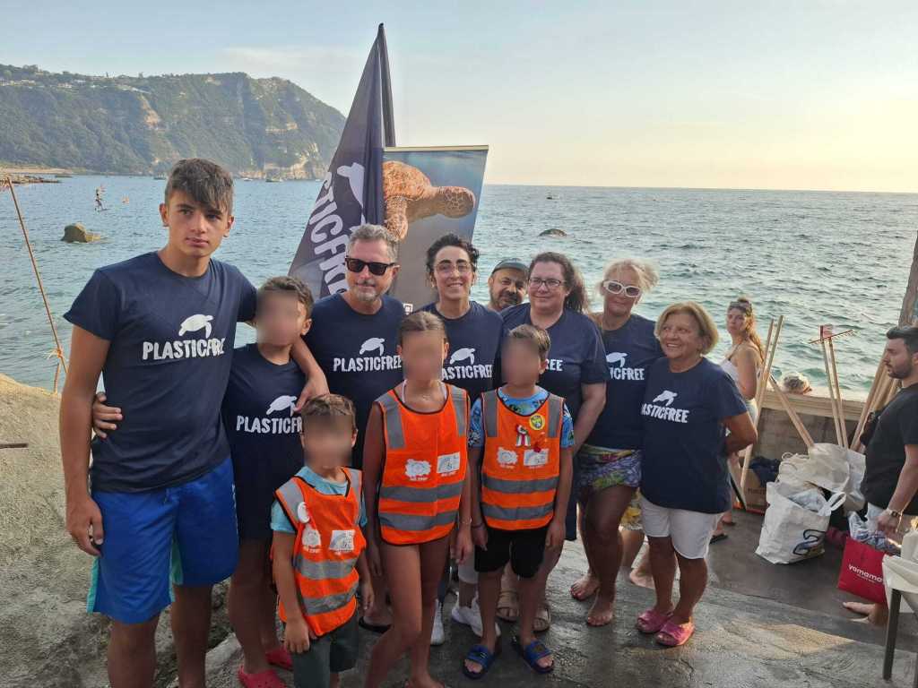Ischia, la grande forza di Plasticfree: cittadini, sportivi e volontari insieme per la spiaggia di Cava dell’Isola