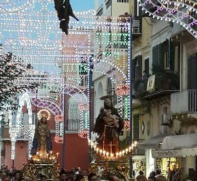 Il ritorno della processione via mare in onore di San Giovan Giuseppe della Croce: fede e tradizione che resistono nel&nbsp;tempo