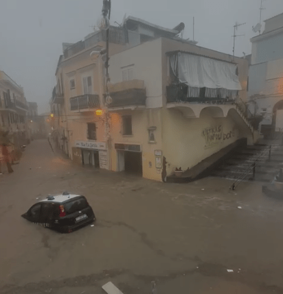 Ischia travolta dalla pioggia: allagamenti, scuole evacuate e caos alla&nbsp;circolazione