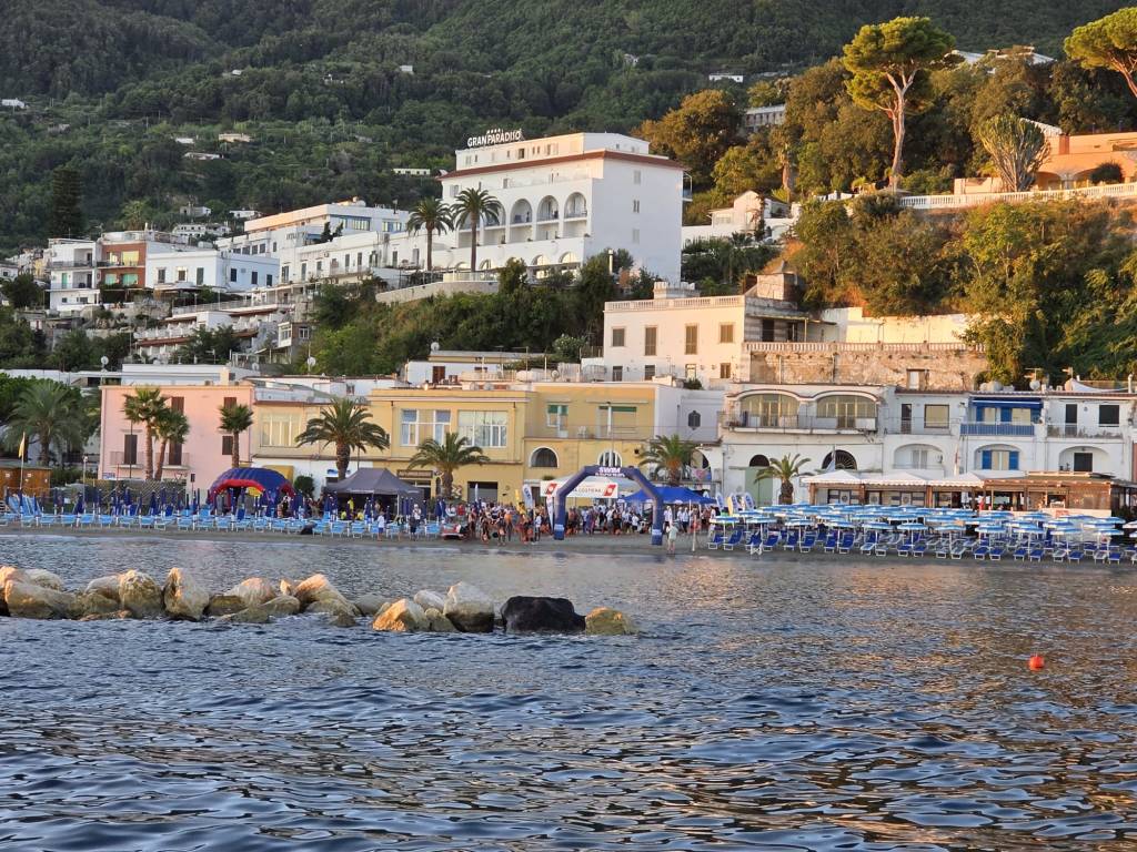 Partita la prima edizione della Swim Around Ischia: giro dell’isola a nuoto per atleti nazionali e&nbsp;internazionali
