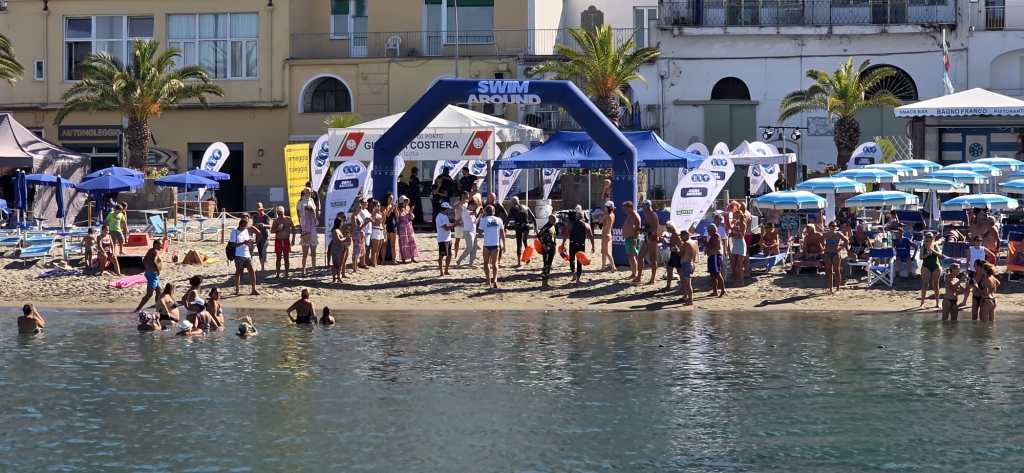 Swim Around Ischia: i primi nuotatori tagliano il traguardo a&nbsp;Casamicciola