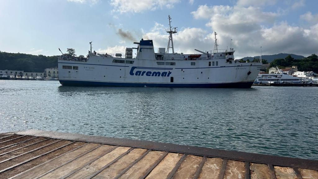 Emergenza in mare: blackout sulla M/n Driade, rimorchio verso Napoli e corse inevitabilmente&nbsp;saltate