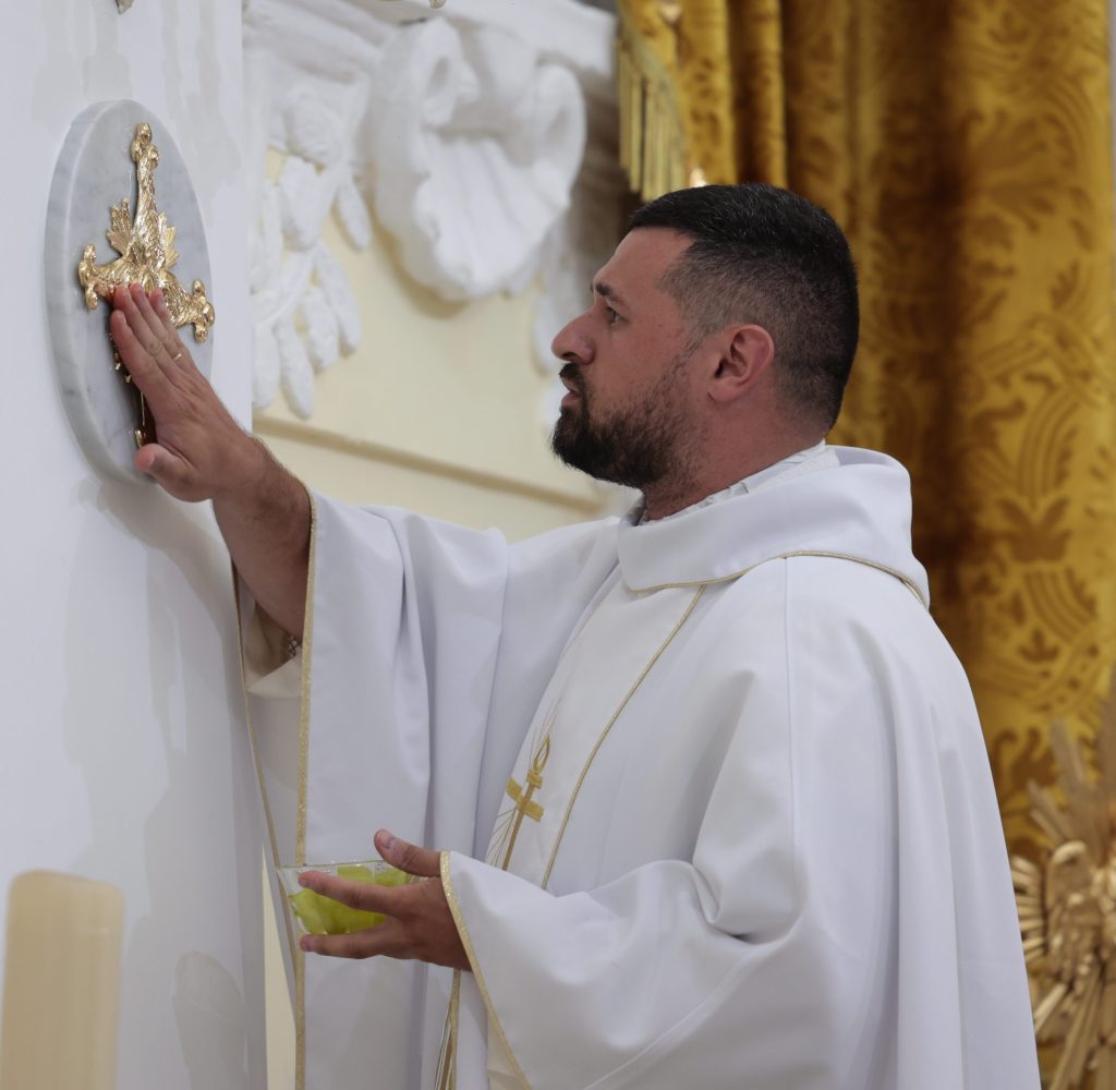 Il Vescovo Carlo presenta ai fedeli Don Antonio Mazzella nuovo Parroco di&nbsp;Serrara