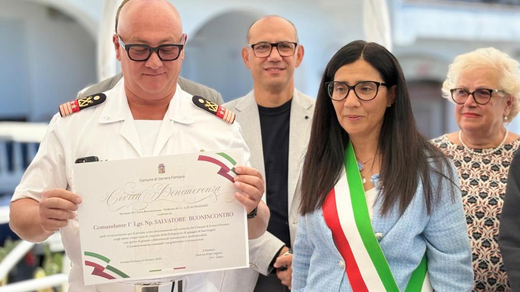 Cinque anni e un mare di umanità: Serrara Fontana ringrazia il Comandante&nbsp;Buonincontro