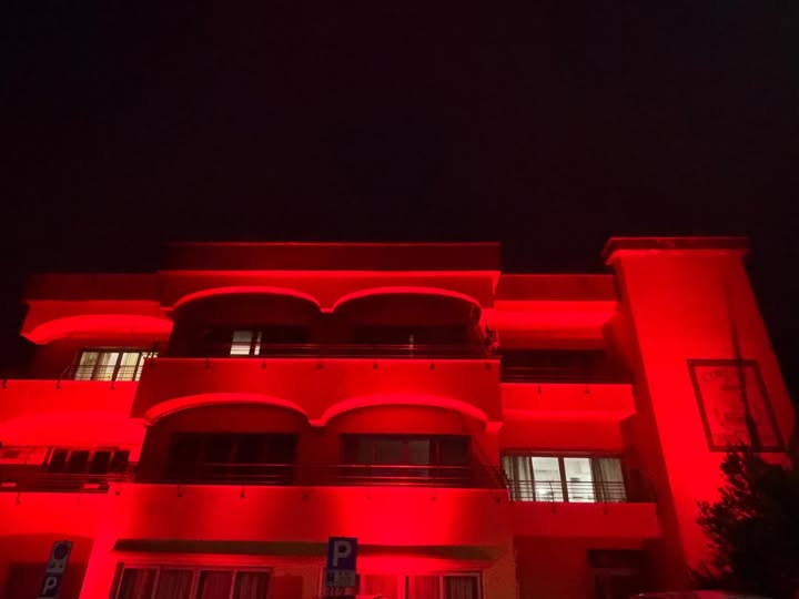 Rosso contro il silenzio: Serrara Fontana illumina la Casa&nbsp;Comunale