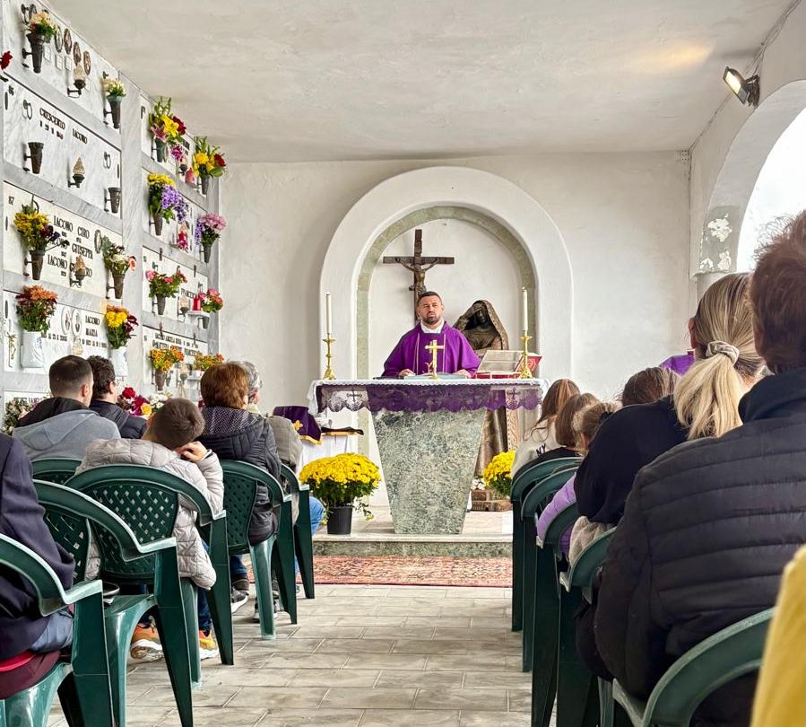 Due novembre, Don Antonio celebra la Santa Messa al cimitero di Serrara: “Aiutando chi soffre, aiutiamo&nbsp;Gesù”