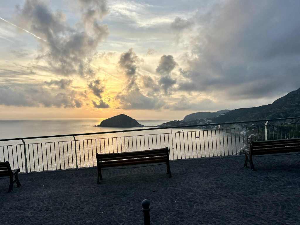 Maronti, la panchina sul tramonto è un dipinto: qui l’autunno è&nbsp;magia