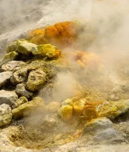 Isola invasa da un forte odore di zolfo: numerose le segnalazioni, ma per il momento nessun&nbsp;allarme