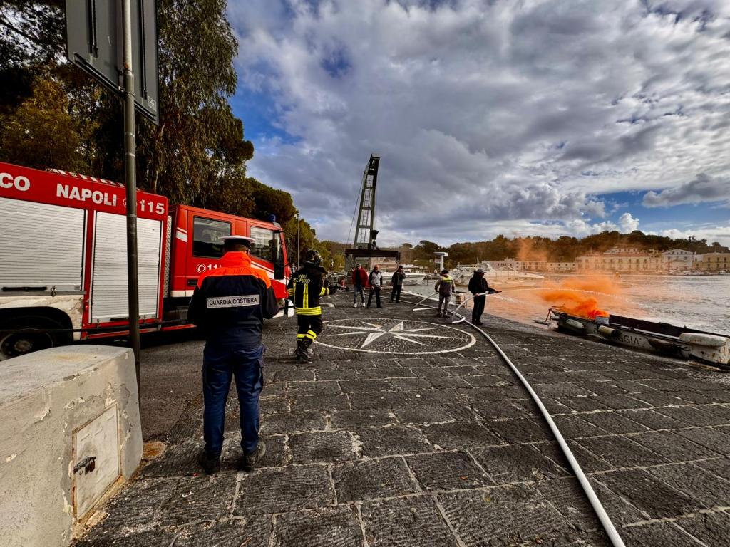 Fiamme e fumo nel Porto di Ischia: è solo un’esercitazione