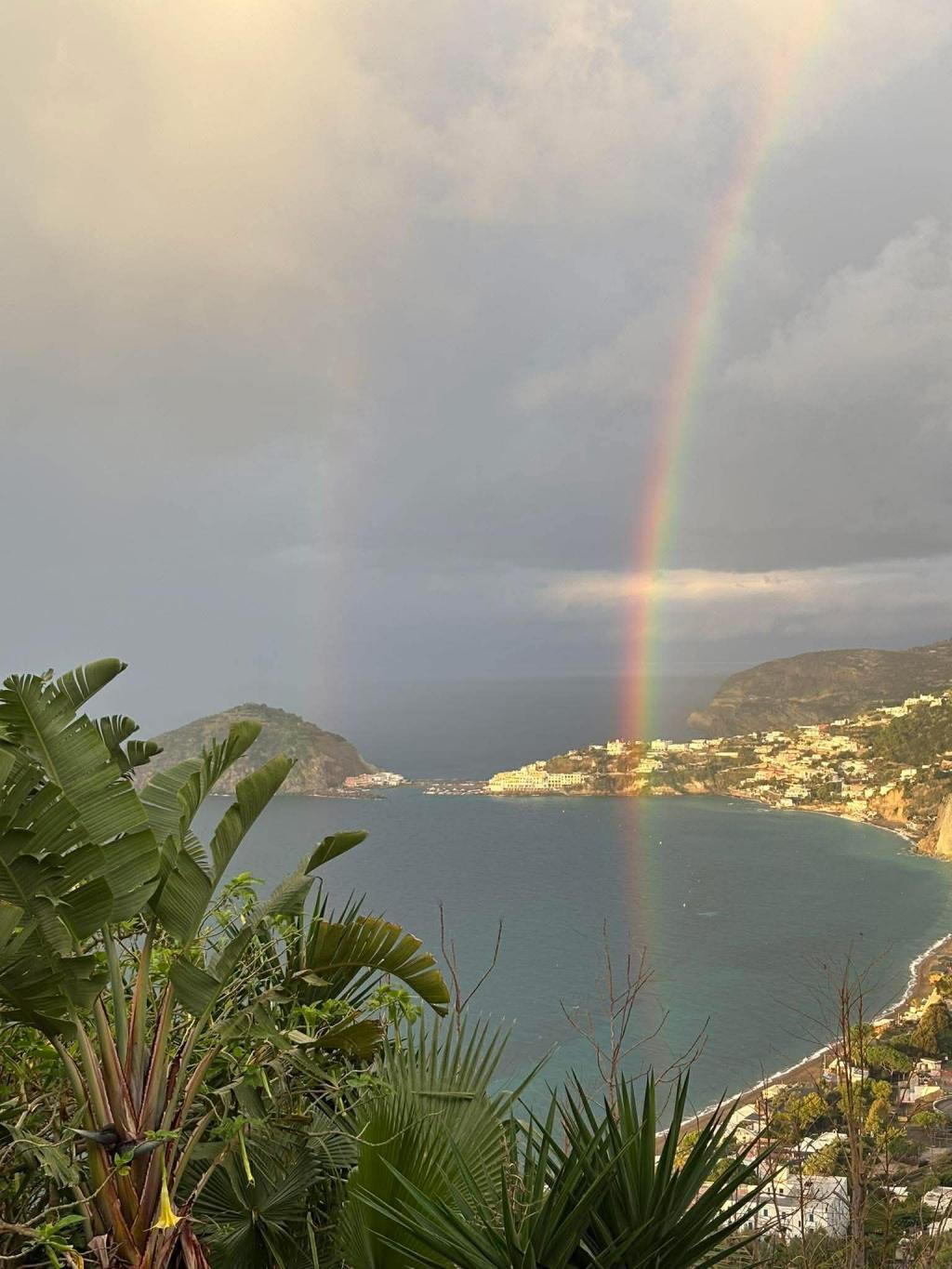 Maronti, l’arcobaleno dipinge la baia: ecco la grande&nbsp;bellezza