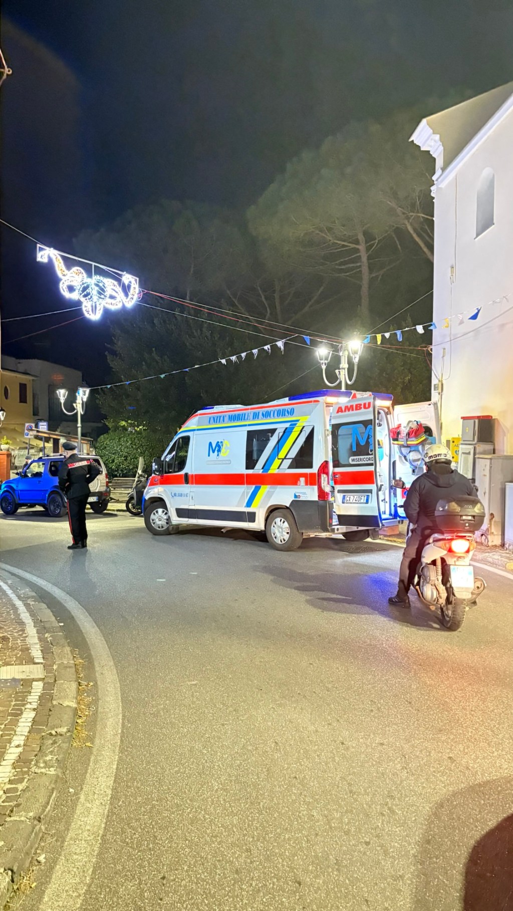 Caos serale in Piazza IV Novembre a Fontana: donna in escandescenza, traffico in&nbsp;tilt