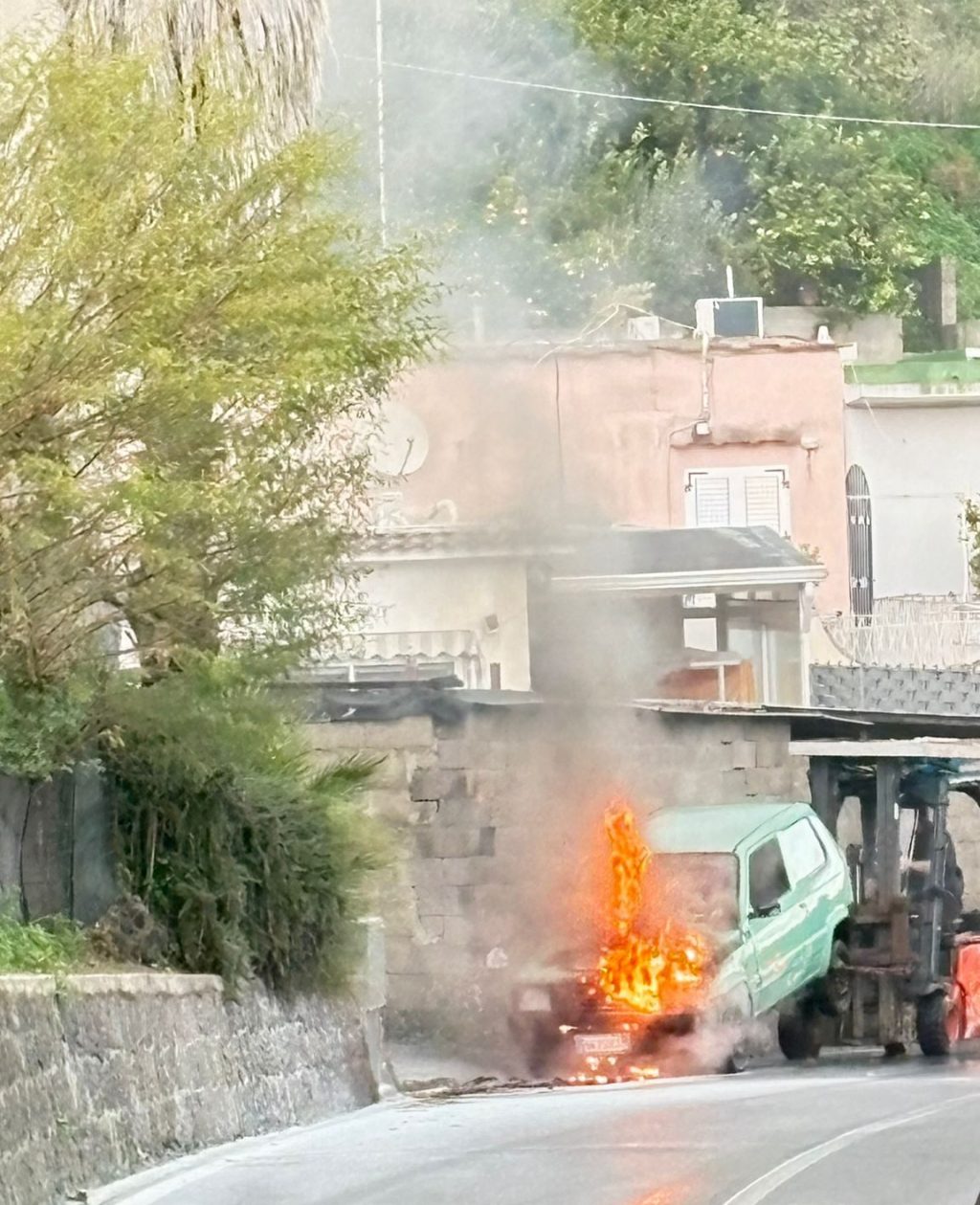 Barano, auto in fiamme alla Starza: tanta paura ma nessun&nbsp;ferito